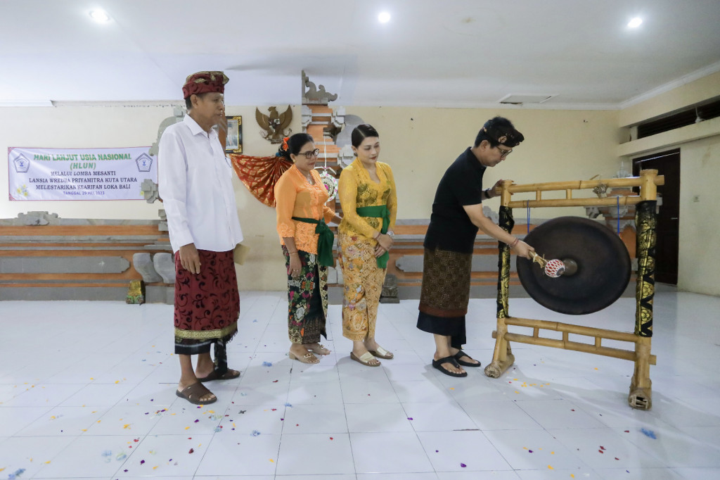 Sekda Adi Arnawa buka Lomba Mesanti Lansia Werdha Priyamitra Kuta Utara